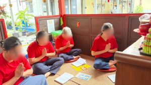 Harmoni Imlek 2026: Doa, Telur Merah dan Angpao di Lapas Perempuan Malang