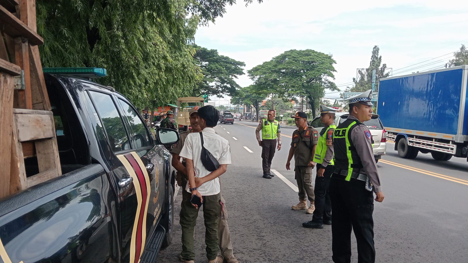 Satlantas Polres Pasuruan Tertibkan PKL dan Parkir Liar di Bundaran Sirkel Gempol