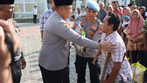 Polres Pamekasan Bagikan Ratusan Paket Sembako untuk Tukang Becak, Ojol,PKL, DLH Di Bulan Suci Ramadhan