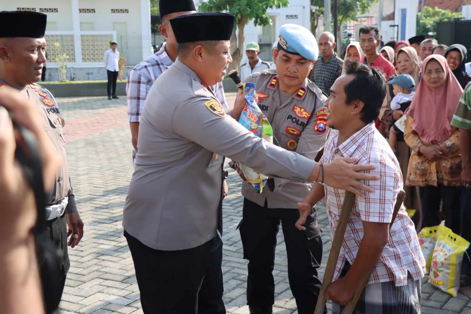 Polres Pamekasan Bagikan Ratusan Paket Sembako untuk Tukang Becak, Ojol,PKL, DLH Di Bulan Suci Ramadhan