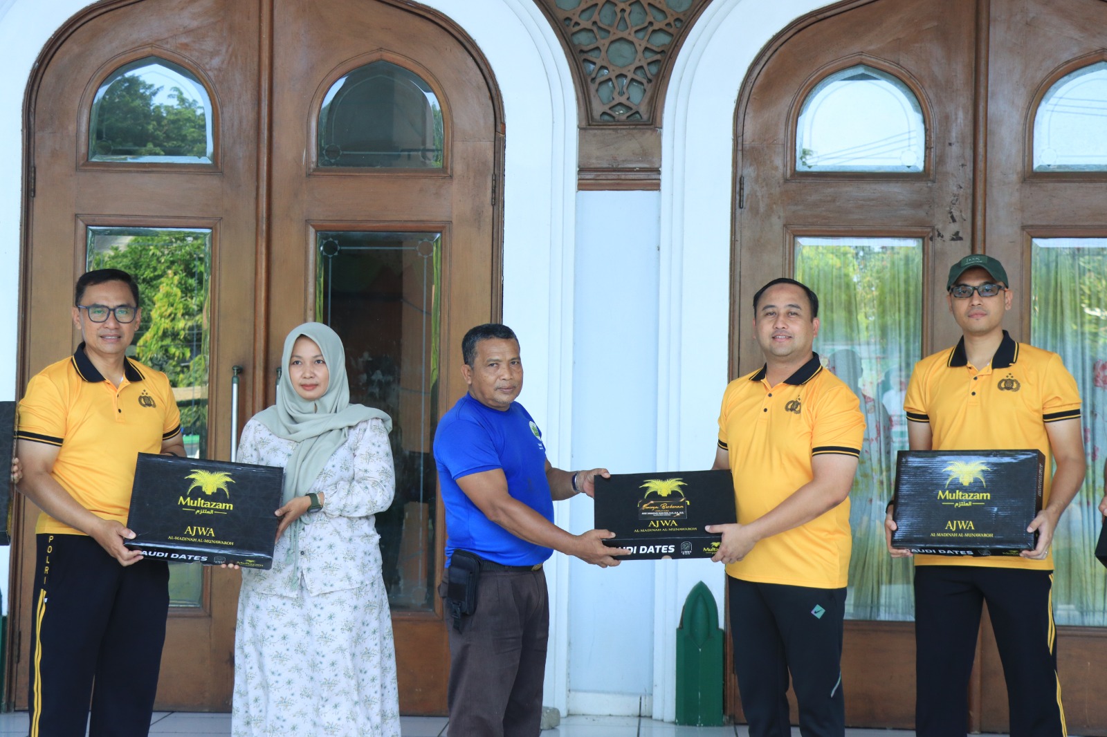 Kapolres Gresik Pimpin Aksi Bersih Masjid Agung, Wujud Nyata Program ASRI Presiden Prabowo