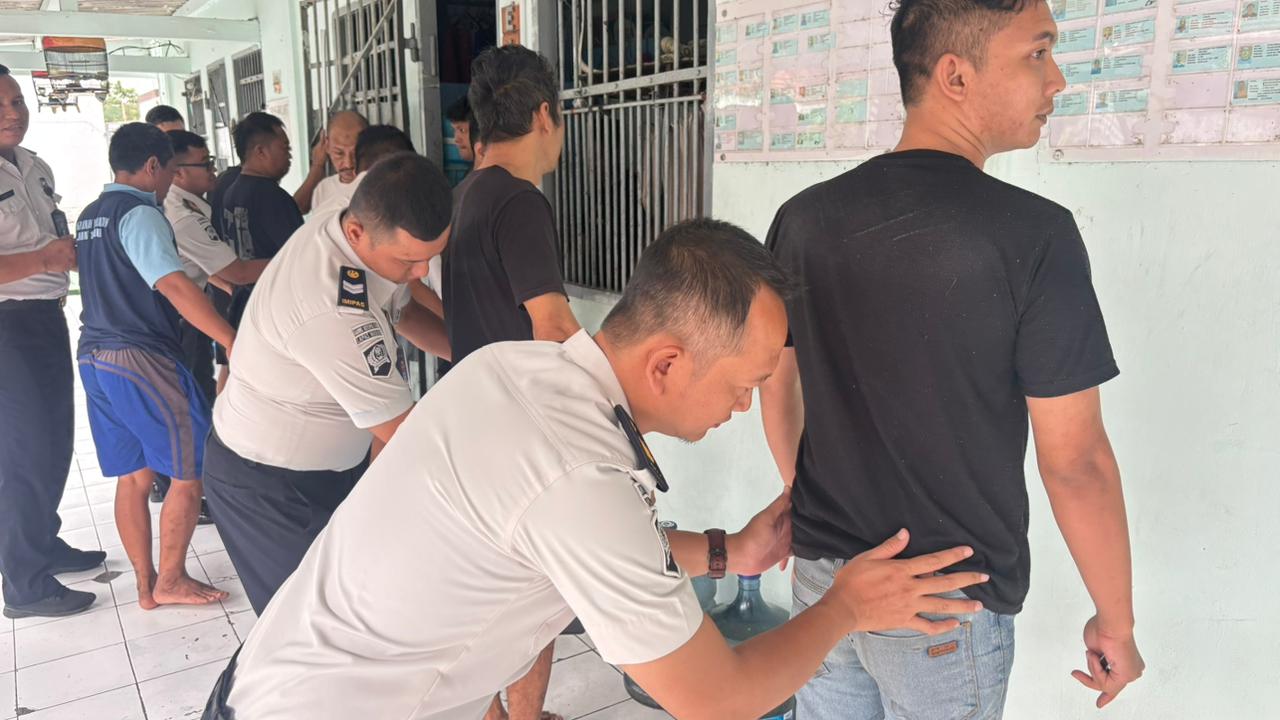 Ramadan Tetap Kondusif, Lapas I Madiun Konsisten Laksanakan Razia Rutin