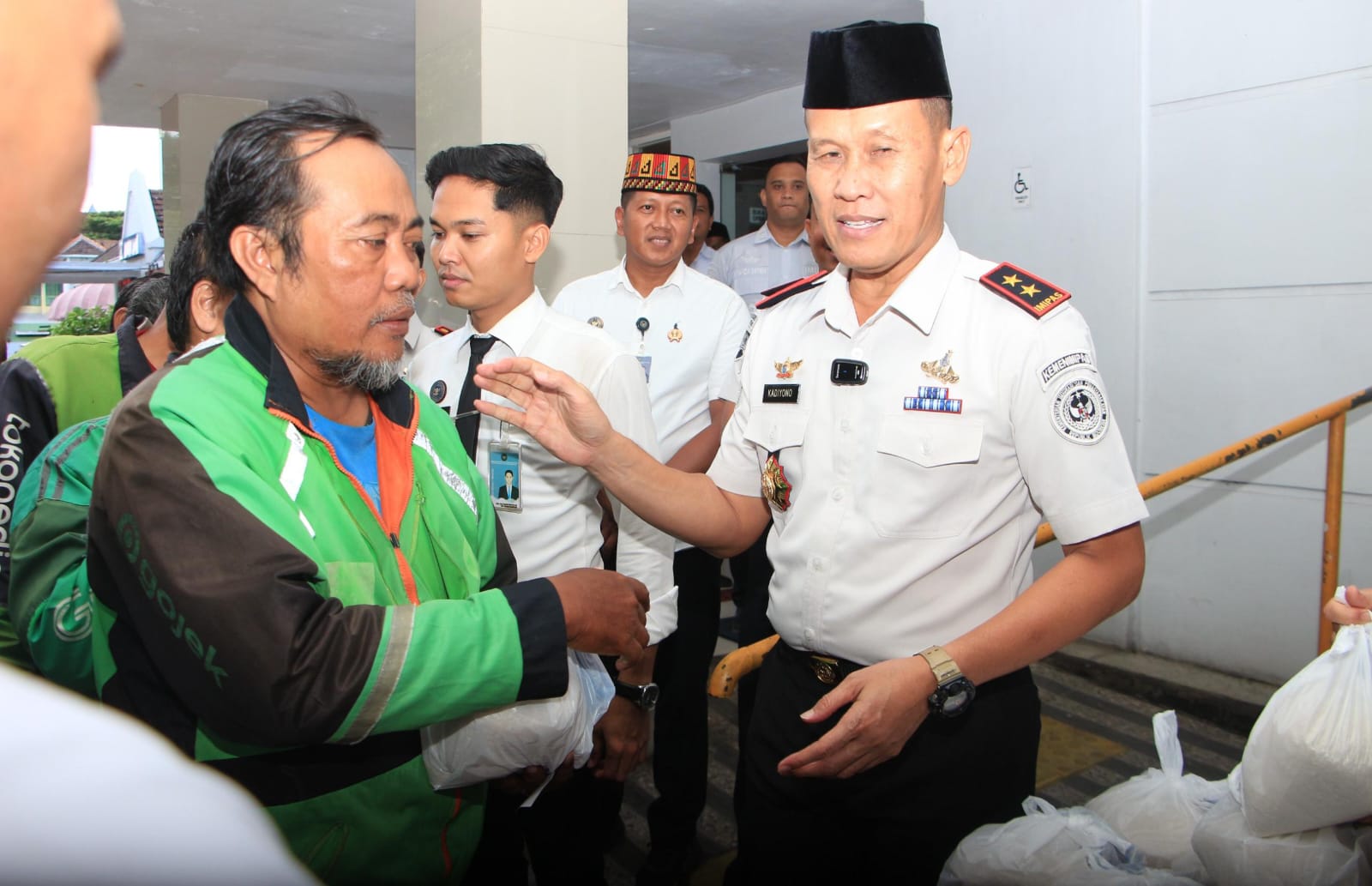 Tebar Kepedulian di Bulan Suci, Kakanwil Ditjenpas Jatim Salurkan Bansos Untuk Ojek Online di Lapas I Madiun