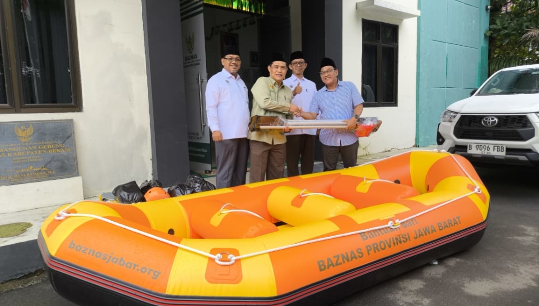 Antisipasi Banjir, BAZNAS Jabar Serahkan Perahu Karet ke Kabupaten Bekasi