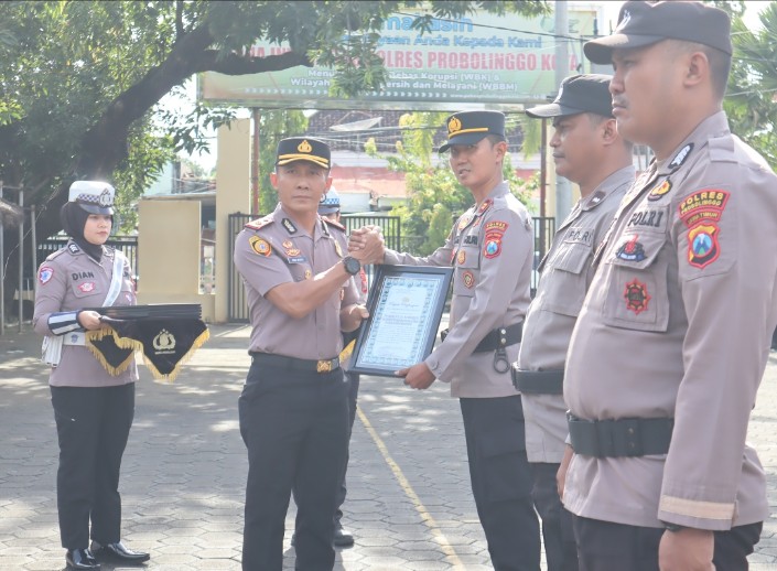Polres Probolinggo Kota Ganjar 11 Anggota Berprestasi, Wakapolres Jangan Cepat Puas, Tantangan Makin Berat!