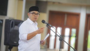 Farhan Ajak Warga Gotong Royong Kembalikan Kilau Masjid Agung Bandung