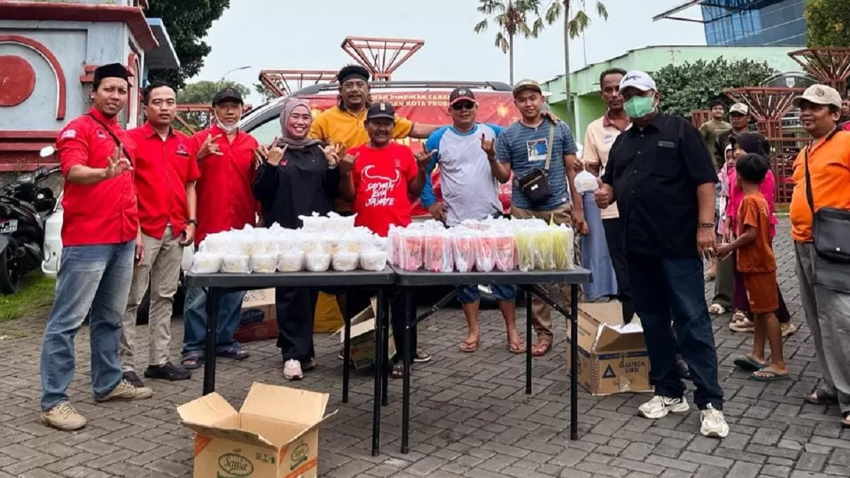 Santi Wilujeng Borong Dagangan UMKM, 300 Takjil Dibagikan di Depan GOR Mastrip