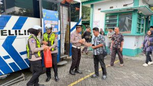 Ngabuburit Sambil Urus SIM, Layanan SIM Keliling Ramadan Satlantas Polres Gresik Diserbu Warga di Masjid Agung