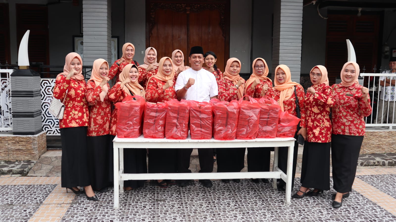 Semarak Ramadhan, Lapas Ngawi Berbagi Takjil dan Buka Bersama Pegawai