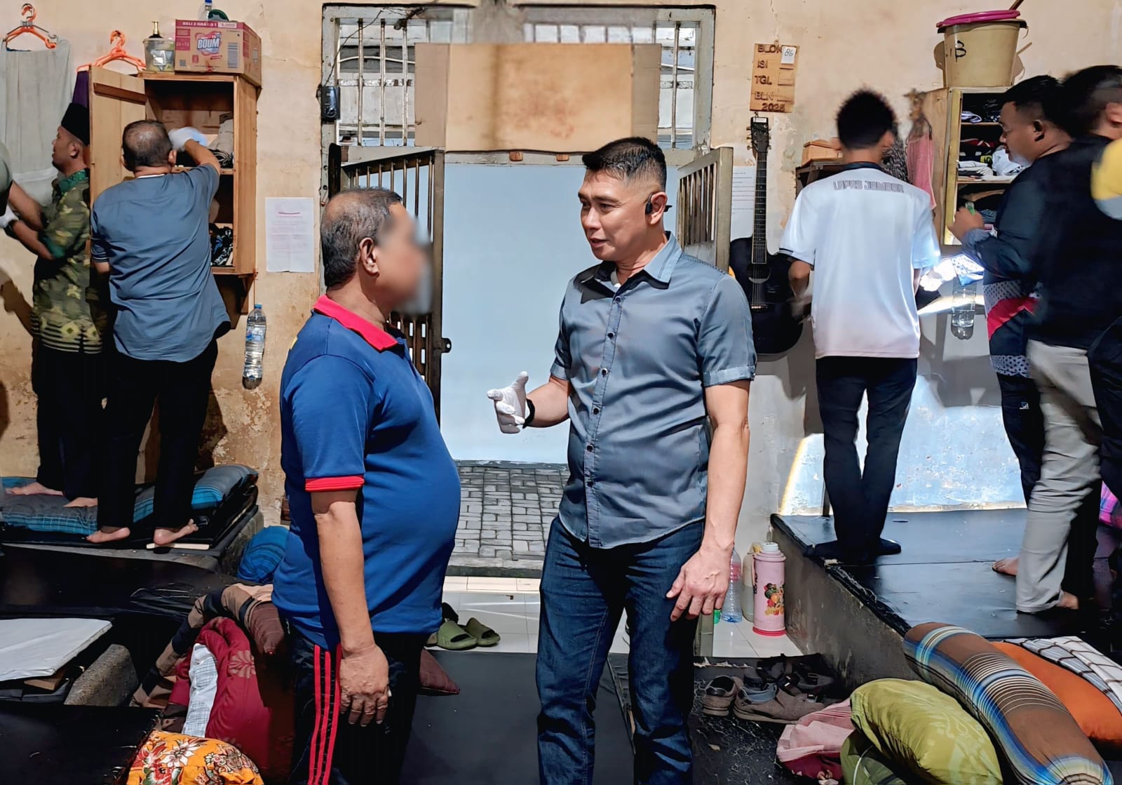 Deteksi Dini Gangguan Kamtib Selama Ramadhan, Kalapas Jember Pimpin Razia Kamar Warga Binaan