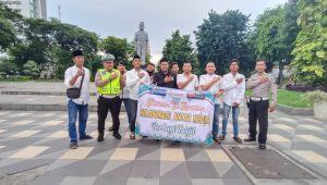 Kolaborasi Tiga Media Bagikan 500 Takjil di Taman Apsari Surabaya, Wujud Kepedulian Insan Pers di Bulan Ramadhan