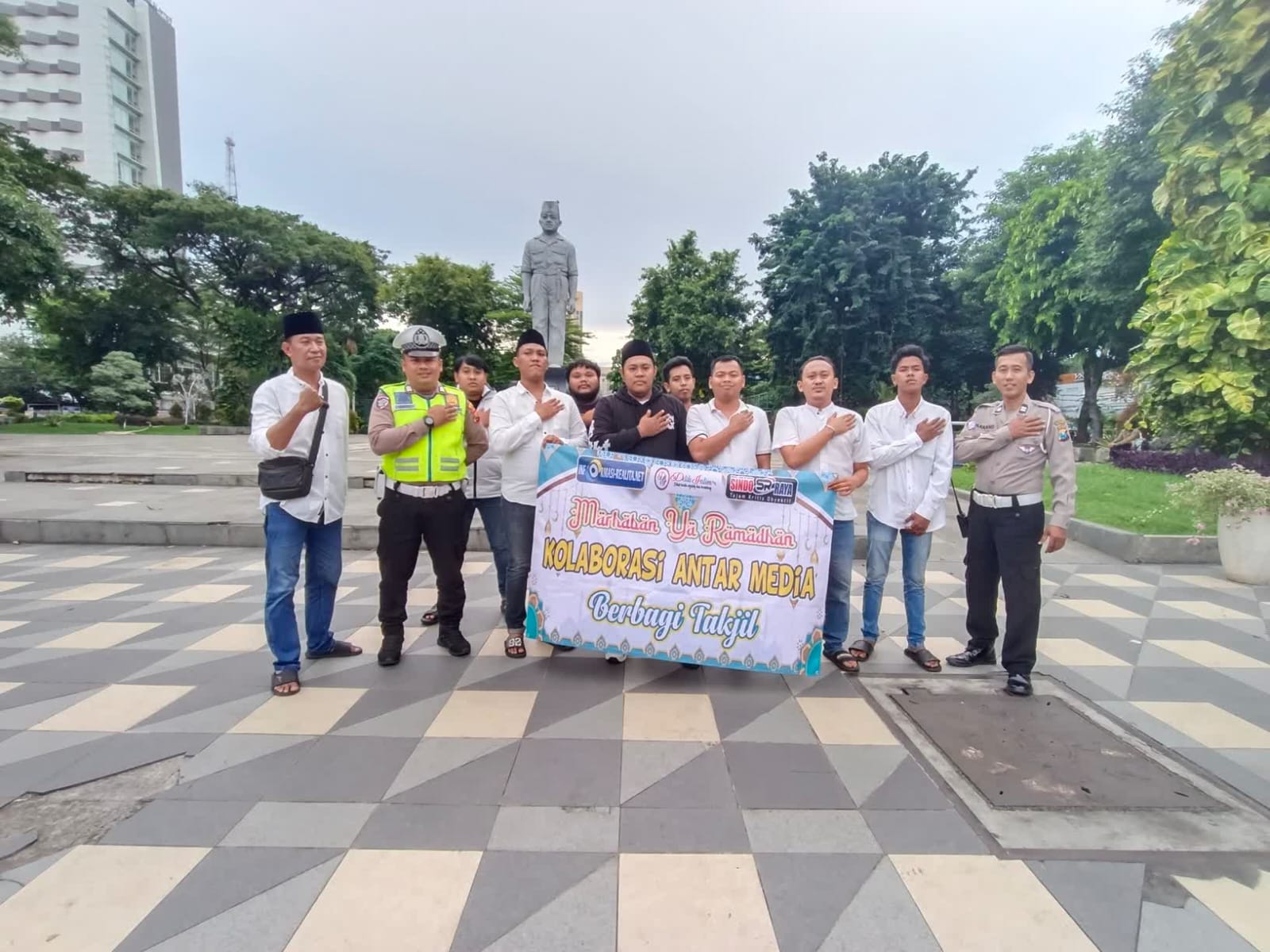 Kolaborasi Tiga Media Bagikan 500 Takjil di Taman Apsari Surabaya, Wujud Kepedulian Insan Pers di Bulan Ramadhan
