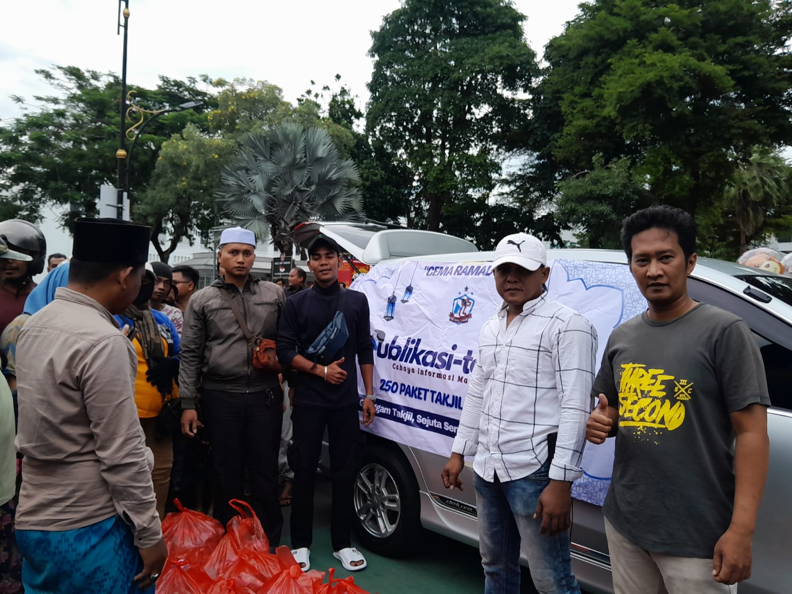 Wujud Syukur, Media Publikasiterkini.com Bagikan Takjil Gratis di Kawasan Jembatan Merah Surabaya