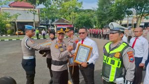 Apresiasi Kinerja Anggota, Kapolres Sampang Berikan Penghargaan Atas Raihan Predikat WBK Hingga Ungkap Kasus Narkoba 3 KG