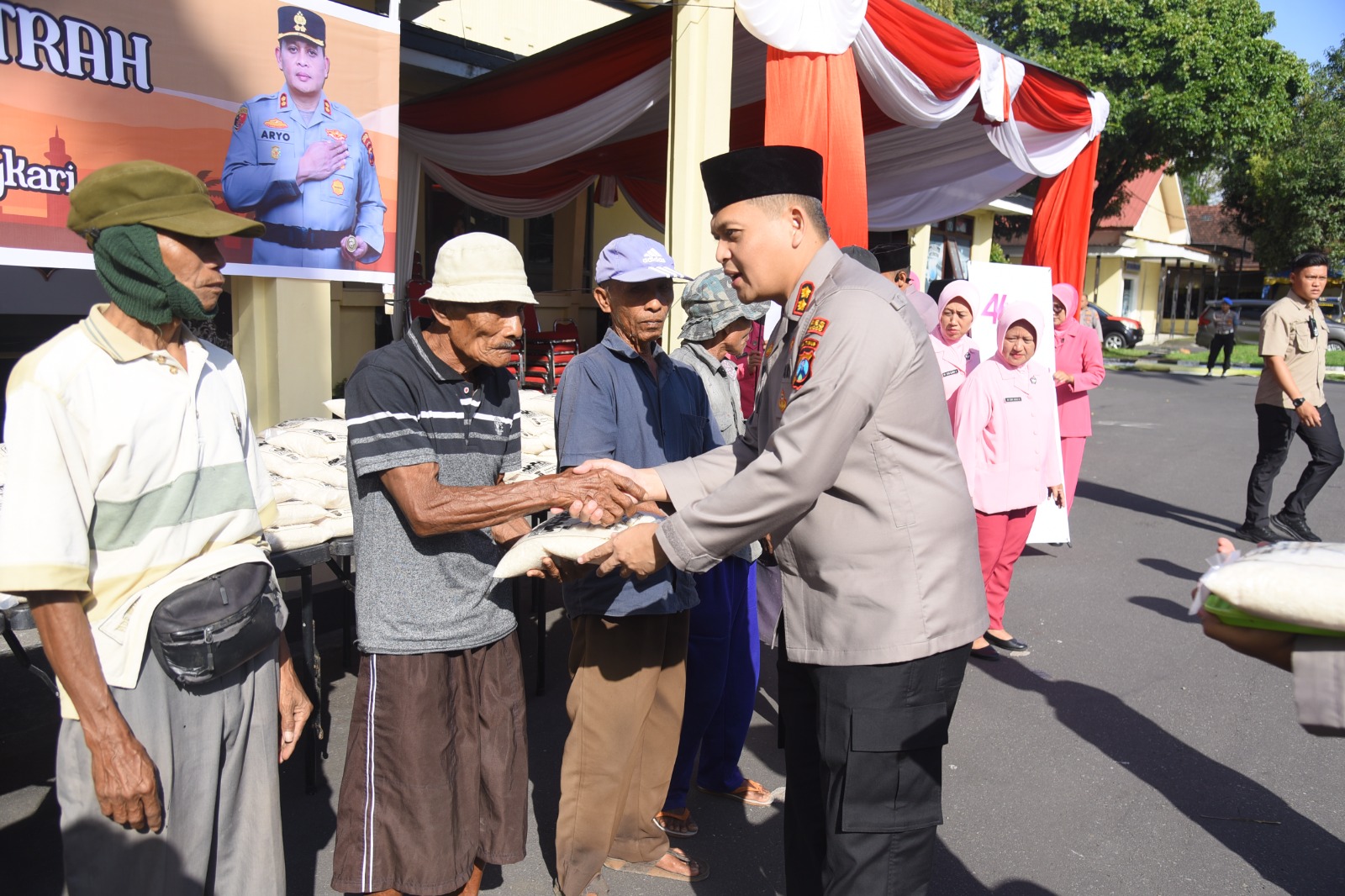 Ramadhan Momentum Berbagi, Kapolres Bondowoso Salurkan 848 Sak Beras Zakat untuk Kaum Duafa