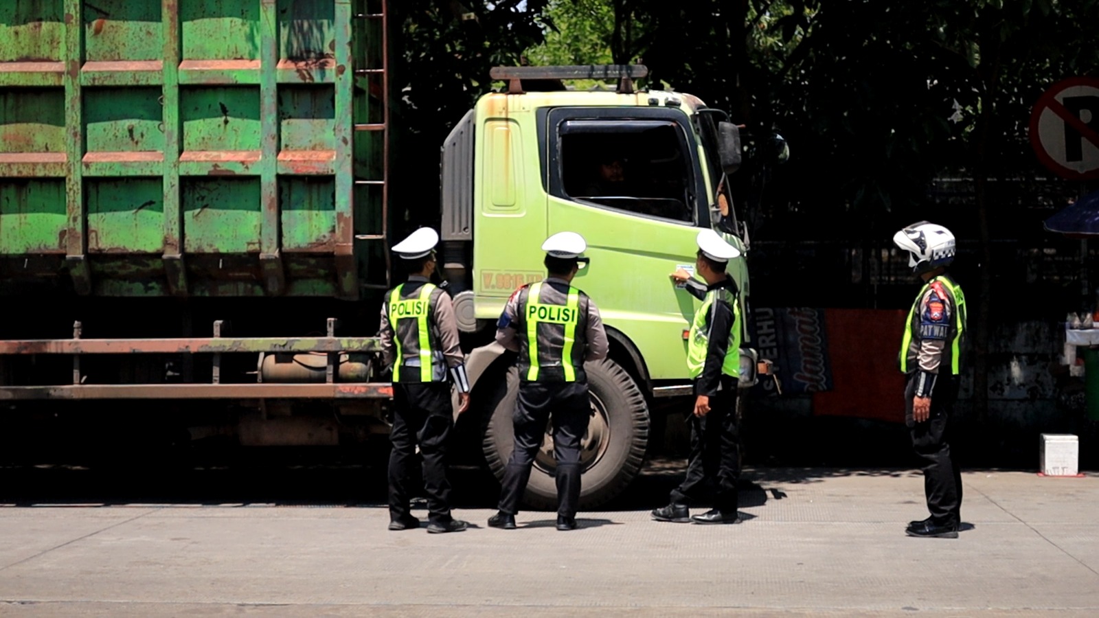 Jaga Kelancaran Arus Mudik, Satlantas Polres Gresik Tertibkan Angkutan Barang Sumbu 3 di Bunder