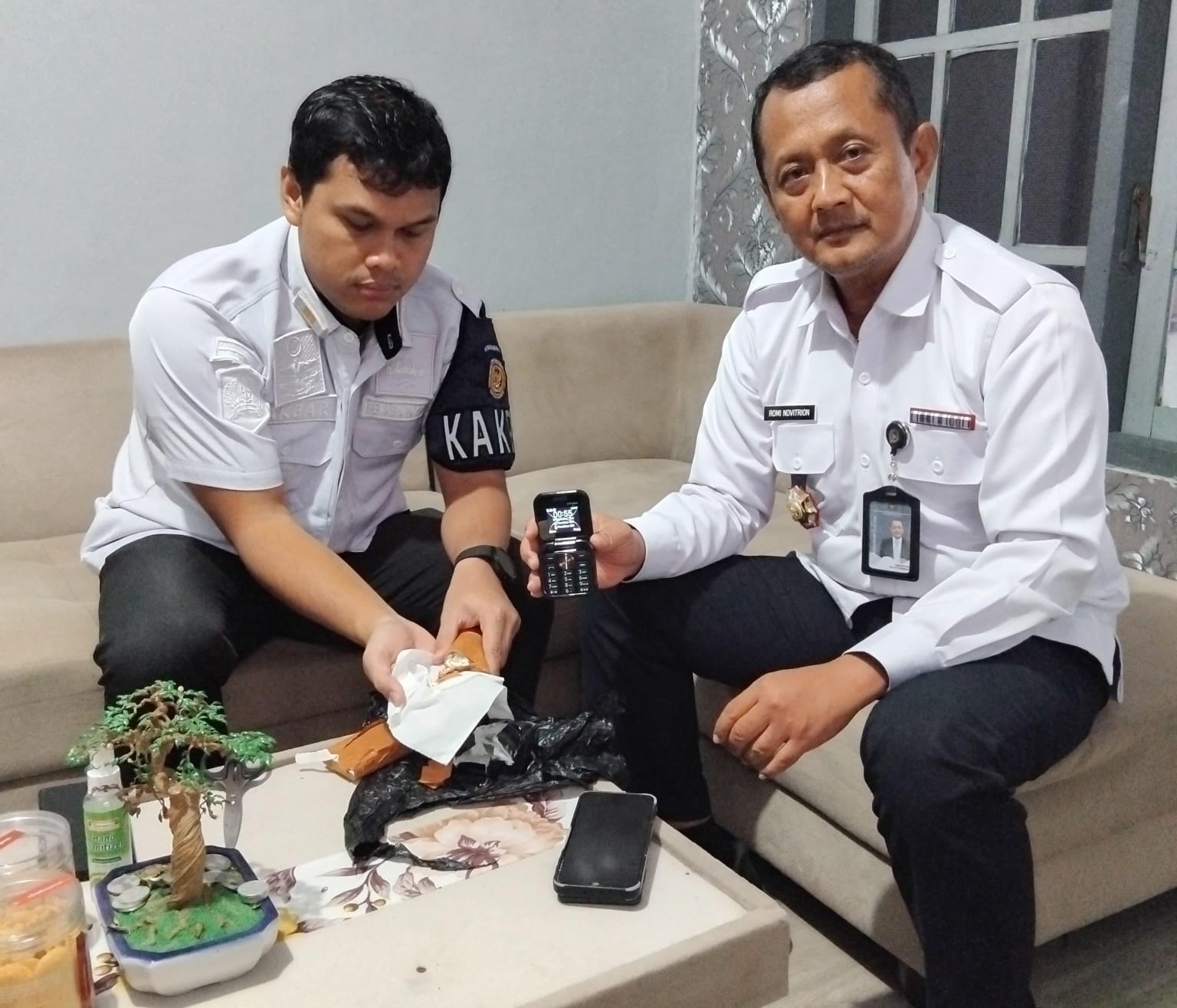 Modus Lemparan Terbongkar, HP dan Ratusan Pil LL Digagalkan Masuk ke Lapas Blitar