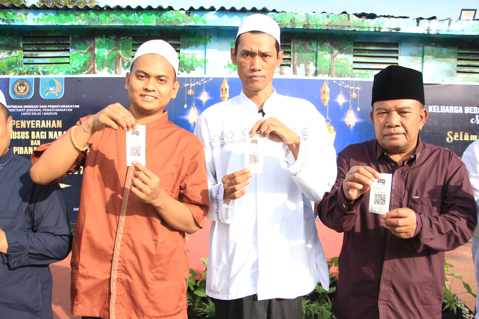 Sentuhan Kemanusiaan di Hari Raya, Lapas I Madiun Bagikan Voucher Telepon Gratis bagi Warga Binaan