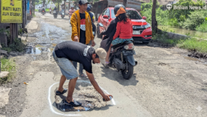 Ormas Jawara Tandai Jalan Rusak di Krian, Desak Kejelasan Tanggung Jawab Pengurukan