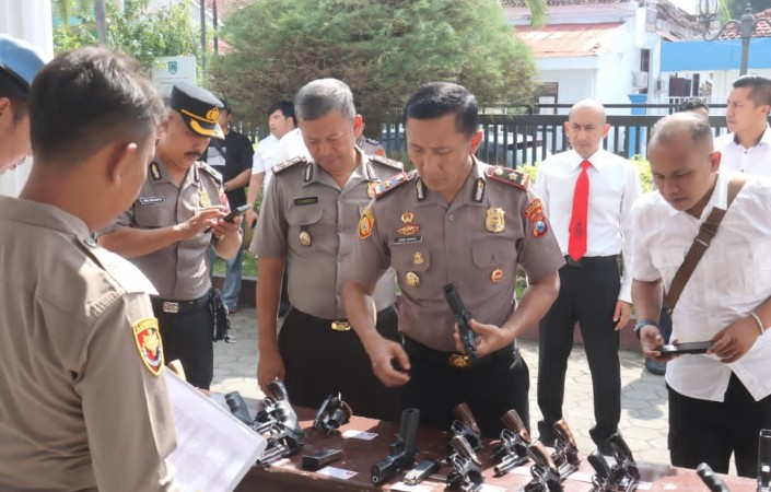Propam Polres Probolinggo Kota Cek Senpi Dinas Anggota untuk Cegah Pelanggaran