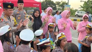 Berbagi Berkah Ramadan, Polres Probolinggo Bersama Bhayangkari dan Pocil Bagikan Takjil di Pos Terpadu