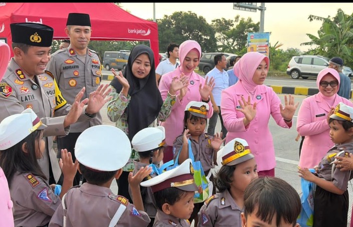 Berbagi Berkah Ramadan, Polres Probolinggo Bersama Bhayangkari dan Pocil Bagikan Takjil di Pos Terpadu