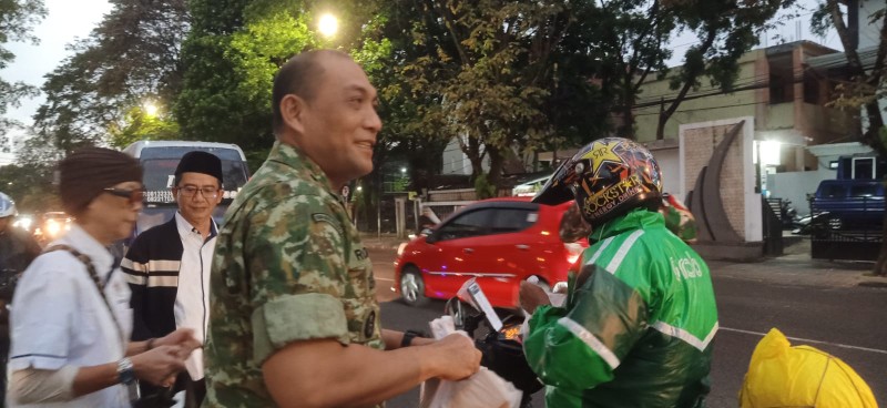 Dandim 0618 Bandung Turun ke Jalan, Bagikan Takjil Bersama Wartawan PWI di Sidolig