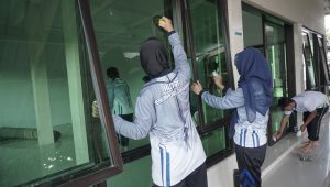 Gotong Royong Penuh Makna, Rutan Perempuan Surabaya Bersihkan Musala Al-Amanah