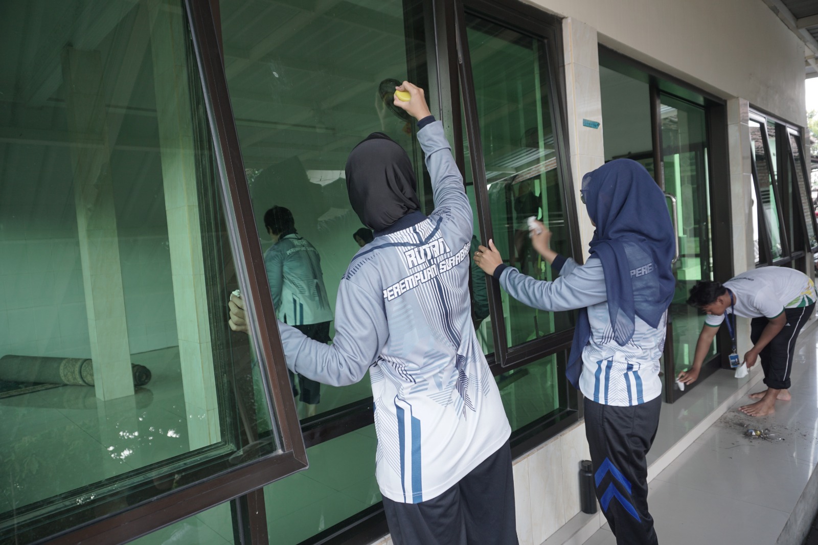 Gotong Royong Penuh Makna, Rutan Perempuan Surabaya Bersihkan Musala Al-Amanah