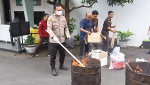 ­Sinergi Tiga Pilar Penegak Hukum, Polres Bondowoso Bersama Kejari Gelar Pemusnahan Barang Bukti Inkrah
