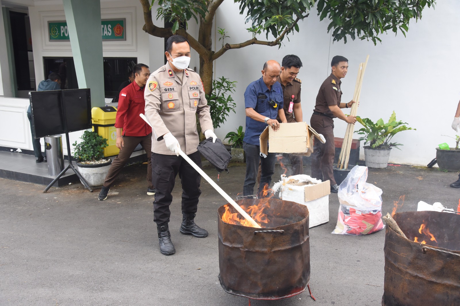 ­Sinergi Tiga Pilar Penegak Hukum, Polres Bondowoso Bersama Kejari Gelar Pemusnahan Barang Bukti Inkrah