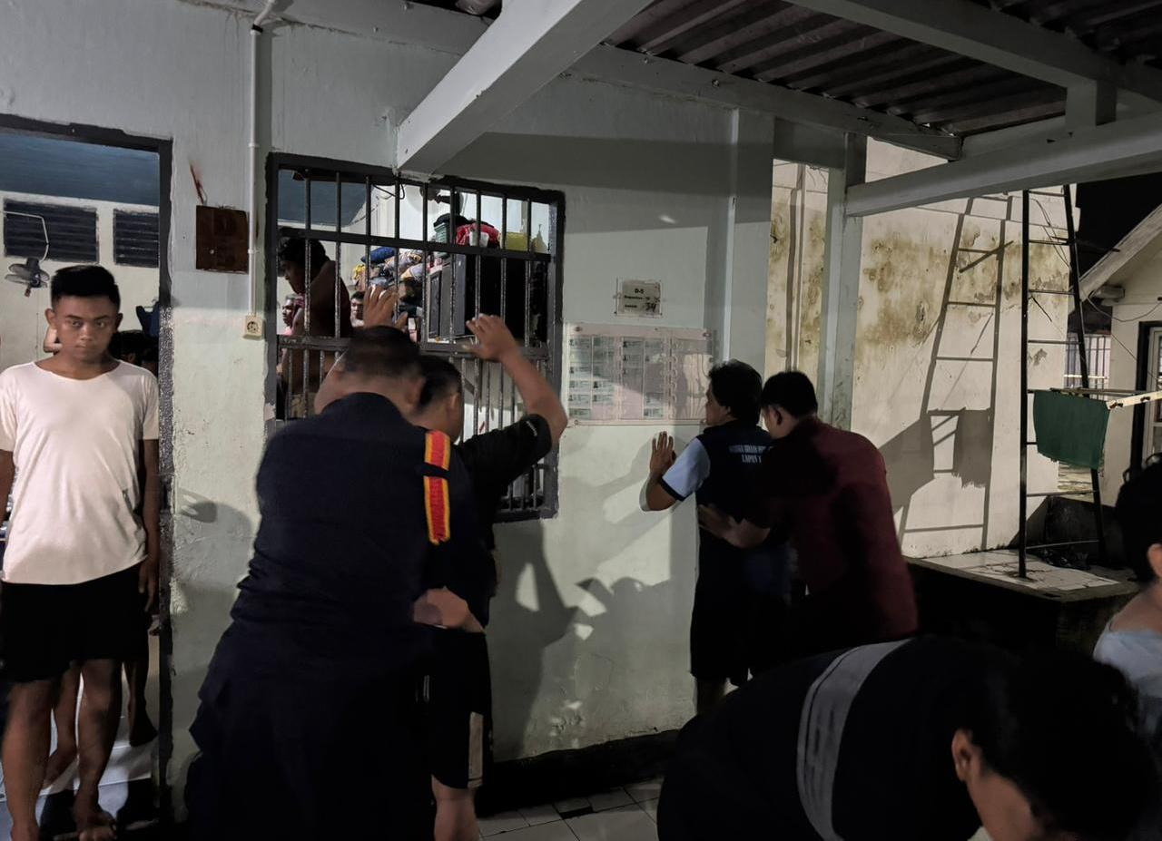 Kalapas Laksanakan Sidak Kamar Hunian, Pastikan Keamanan Lapas Tetap Kondusif di Malam Hari