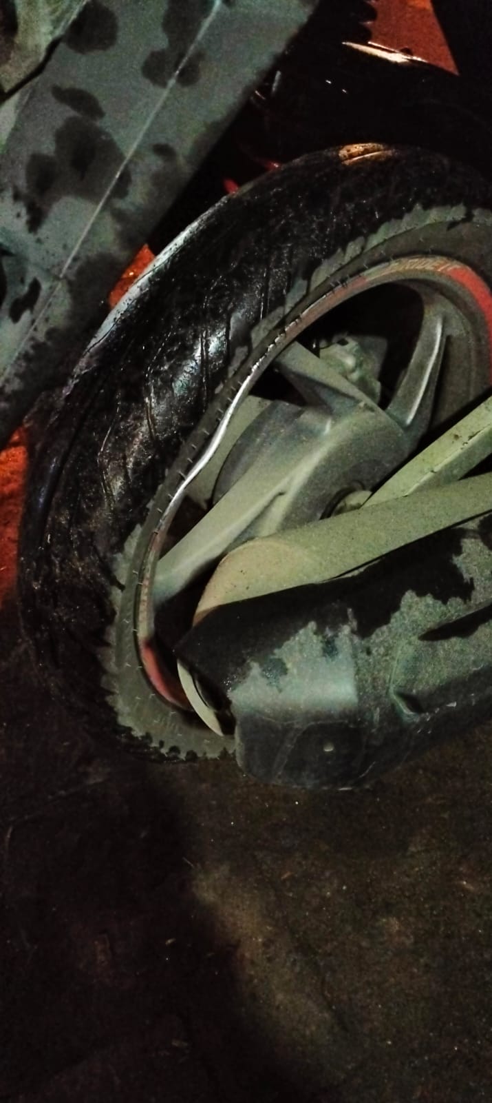 Gelap dan Gerimis di Prambon, Pengendara Nyaris Terjatuh Akibat Jalan Berlubang