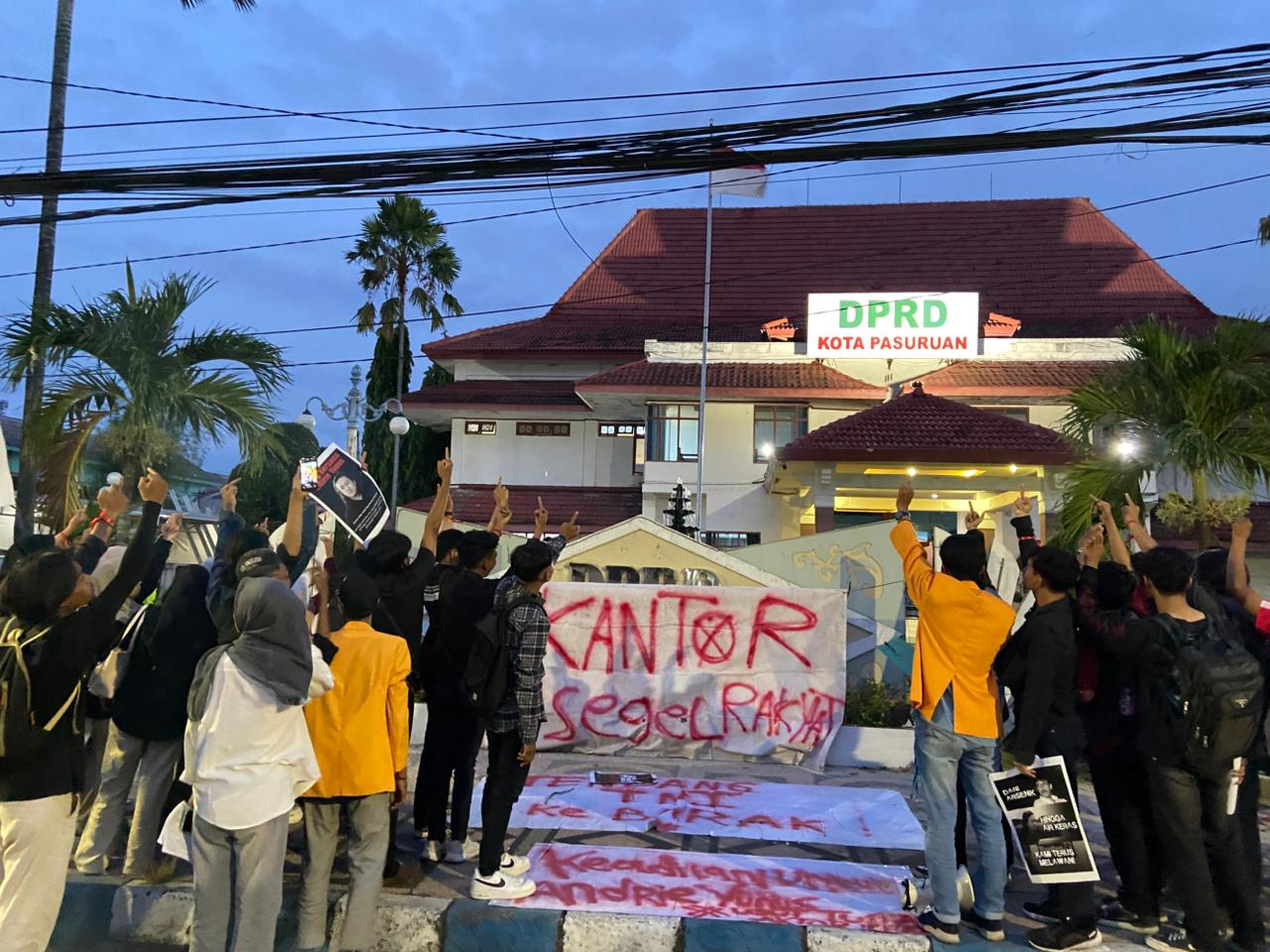 KOSONG MELOMPONG DAN DISEGEL! Dihadang Aparat, Aliansi Mahasiswa Pasuruan Berujung Beri Mosi Tidak Percaya pada DPRD Kota Pasuruan