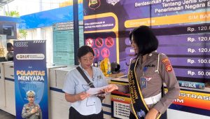 Personel Satpas Polresta Denpasar Berikan Pelayanan Prima Kepada Pemohon SIM