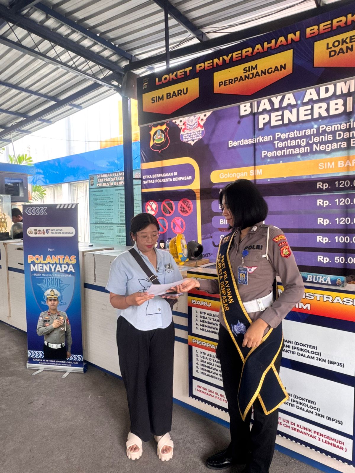 Personel Satpas Polresta Denpasar Berikan Pelayanan Prima Kepada Pemohon SIM