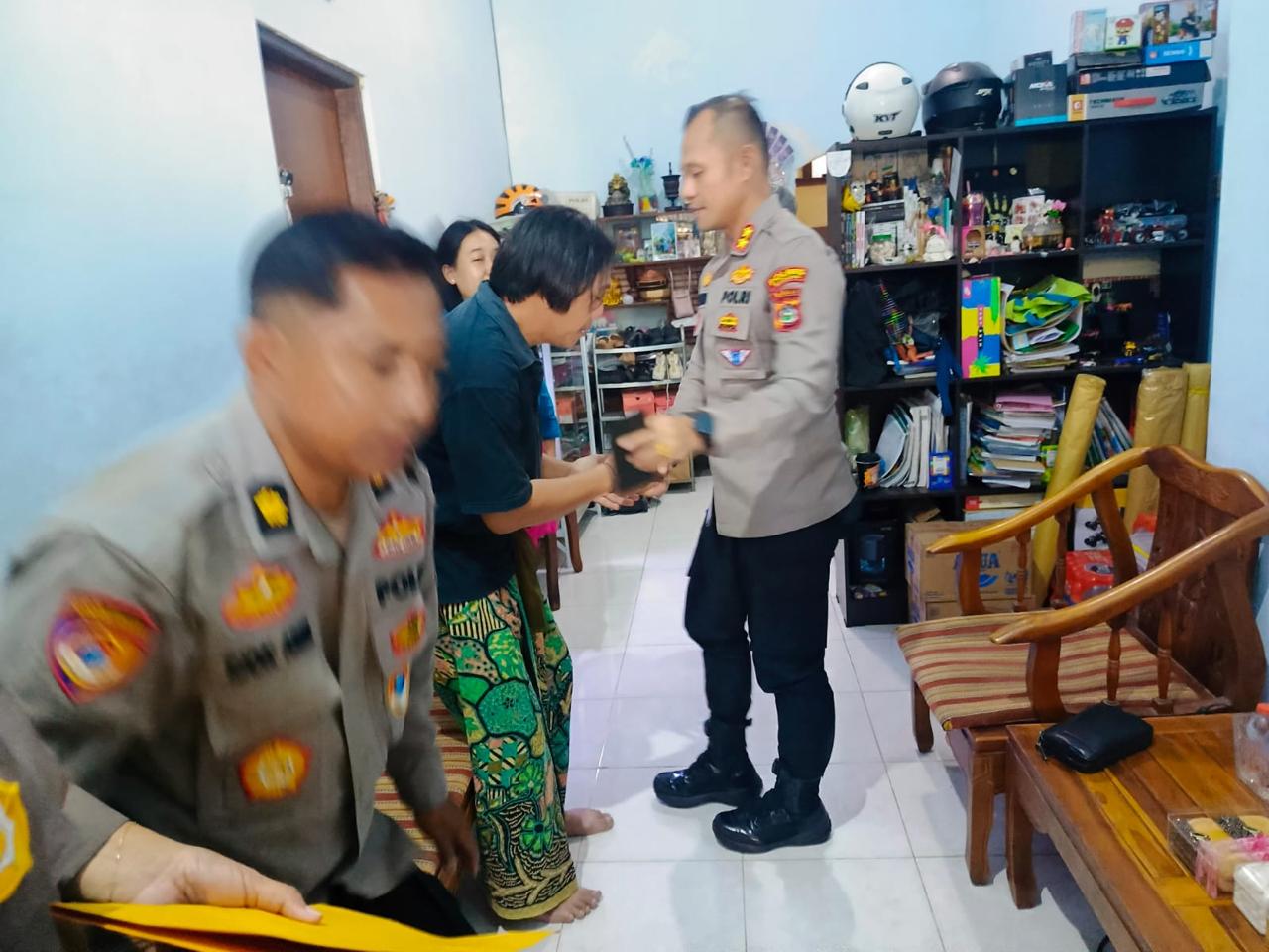 Wujud Empati dan Solidaritas, Kapolres Badung Melayat ke Rumah Duka Anggota di Denpasar