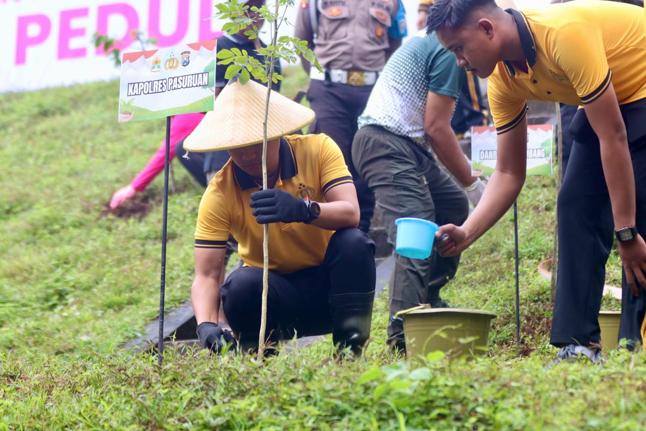 Kapolres Pasuruan Turut Serta Tanam Pohon Dalam Rangka HUT Yayasan Kemala Bhayangkari