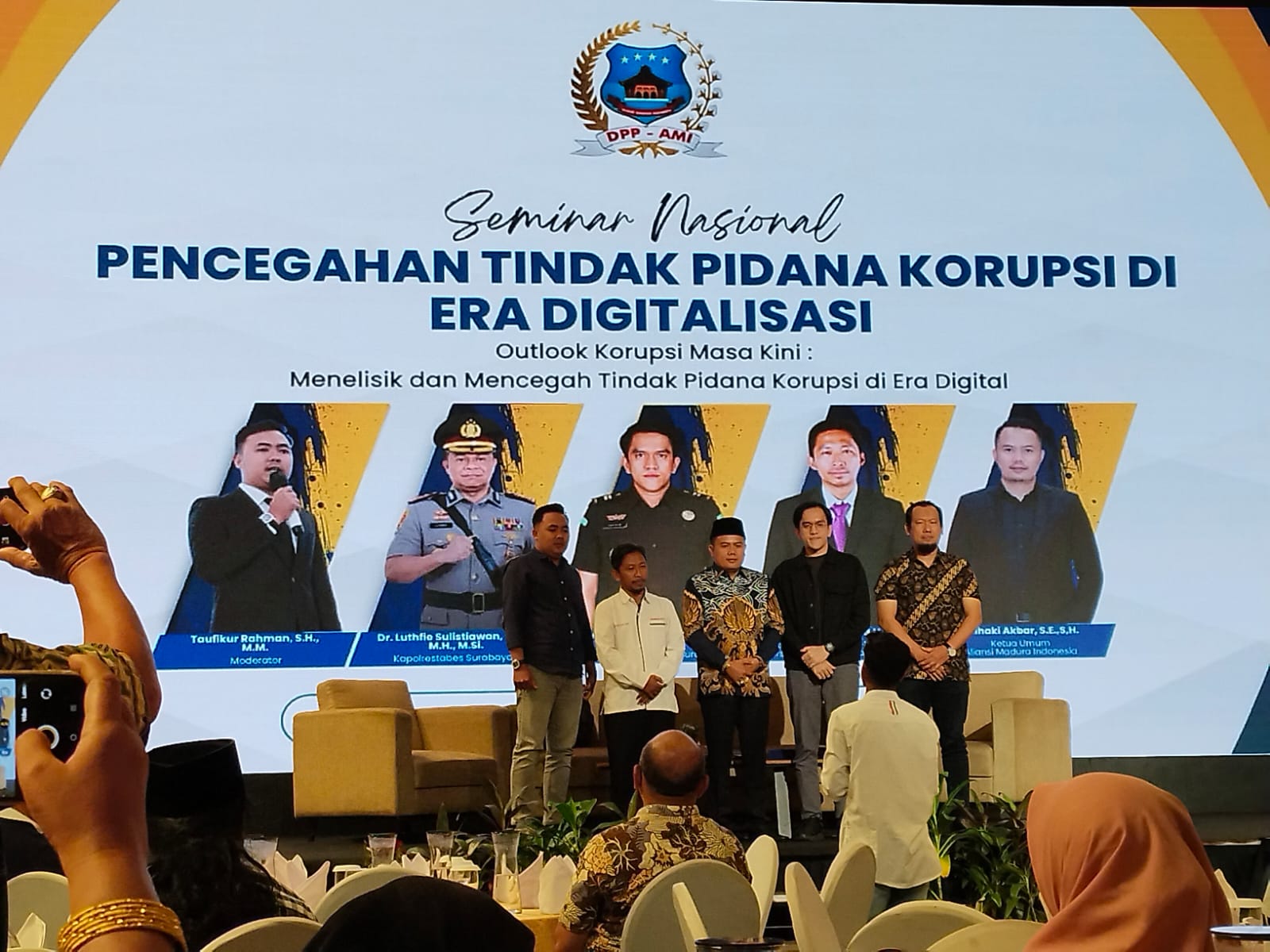 Merajut Integritas di Tengah Arus Digital, AMI Sukses Gelar Seminar Nasional dan Halal Bihalal di Hotel Morazen