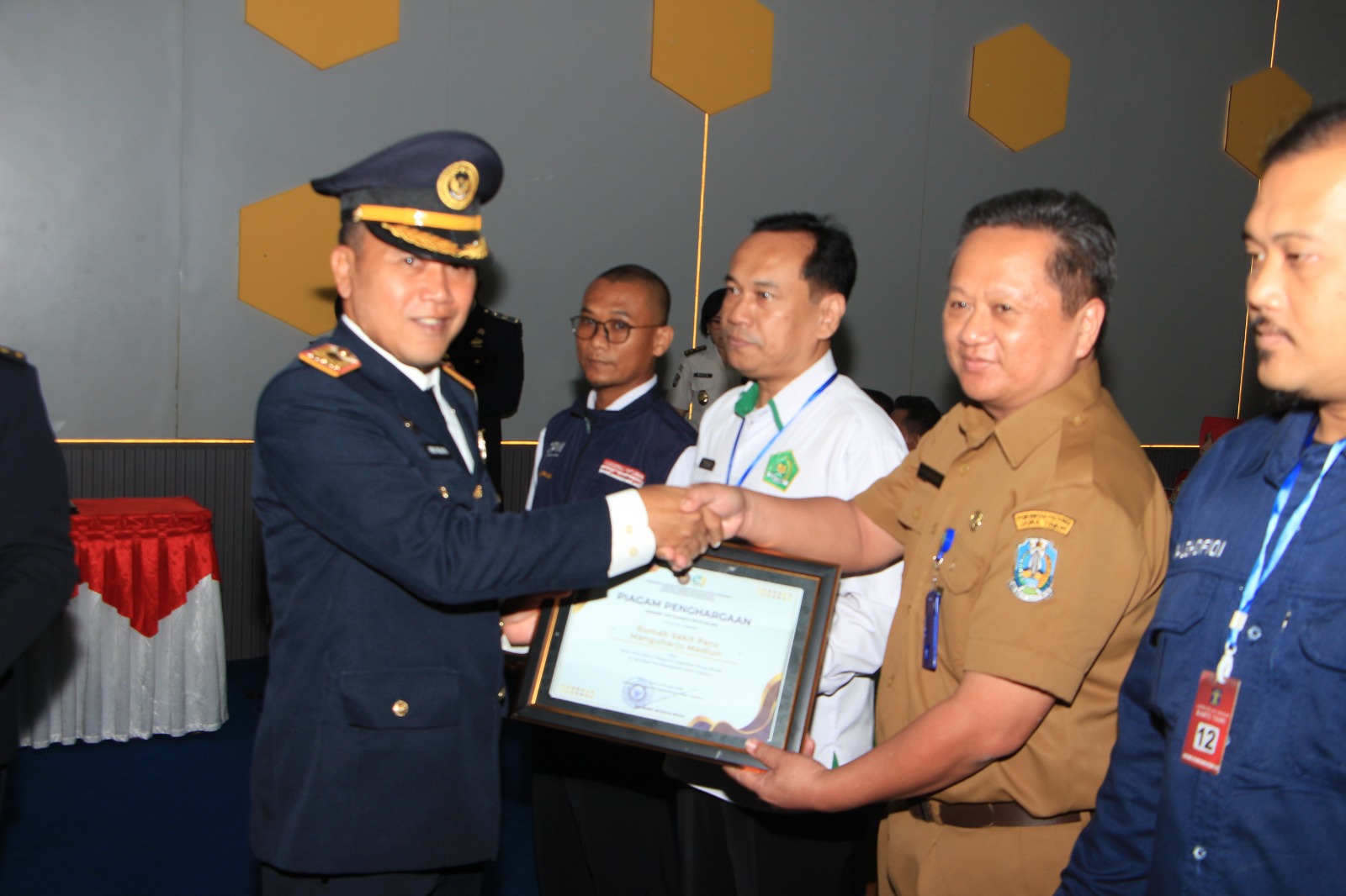 Apresiasi di Momen HBP, Lapas I Madiun Beri Penghargaan Mitra Kerja dan Serahkan Beasiswa Inkoppasindo