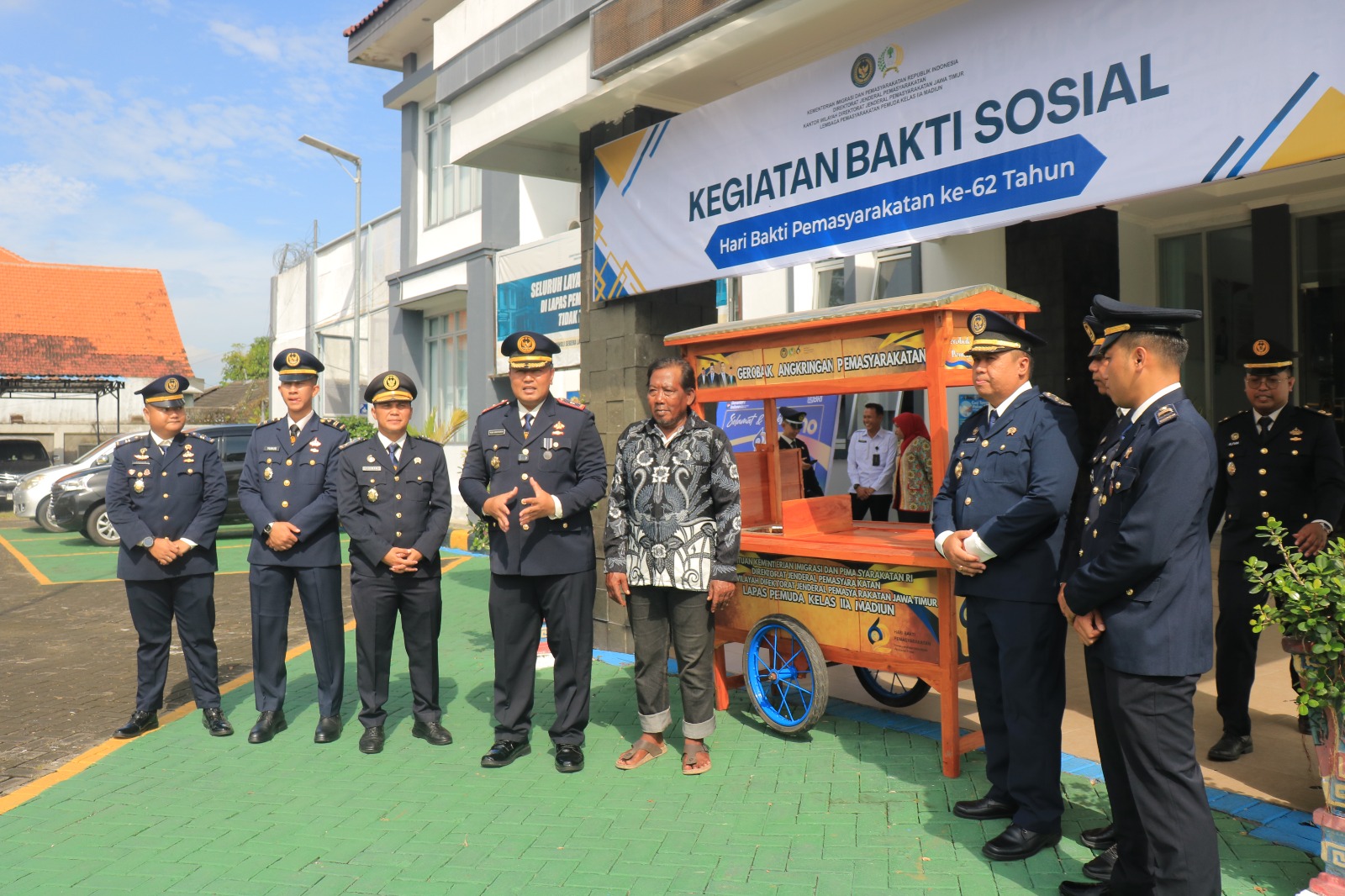 Sentuh Hati Masyarakat, Lapas Pemuda Madiun Bagikan Paket Sembako dan Gerobak Usaha di Hari Bakti Pemasyarakatan ke-62