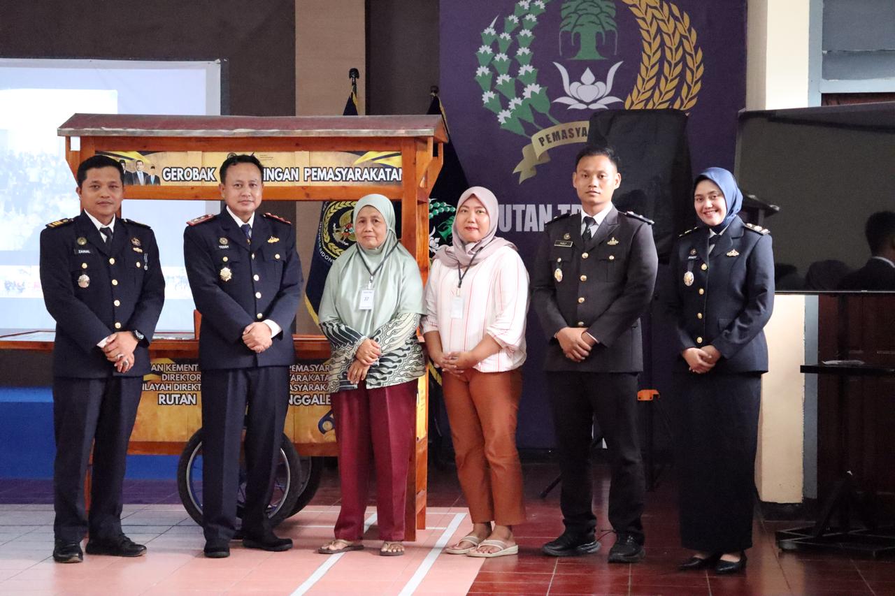 Dukung Kemandirian, Rutan Trenggalek Serahkan Gerobak Angkringan Pemasyarakatan kepada Eks Warga Binaan dalam Tasyakuran HBP ke-62