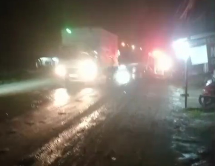 Tanah Uruk Menutup Separuh Lajur di Driyorejo, Warga Resah dan Soroti Minimnya Pengawasan