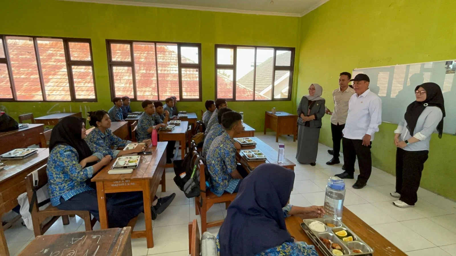 Tinjau MBG di SMKN 12 Surabaya, Bambang Haryo Soroti Pentingnya Susu dan Variasi Buah