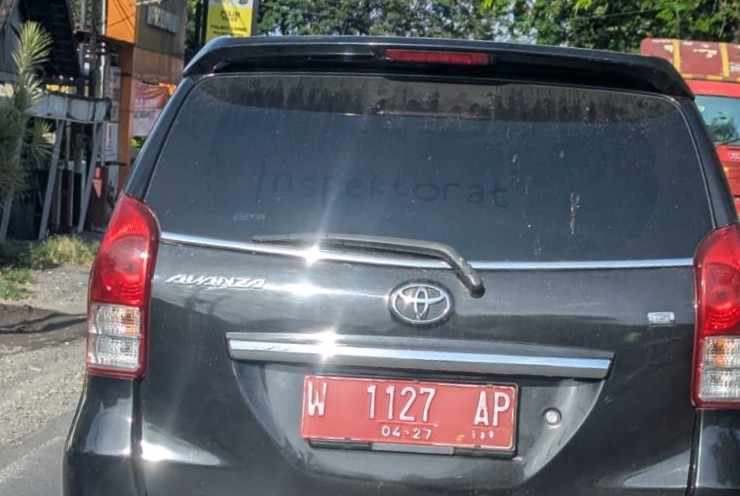Kendaraan Dinas Diduga Kurang Terawat, Mobil Berpelat Merah Jadi Sorotan di Cerme
