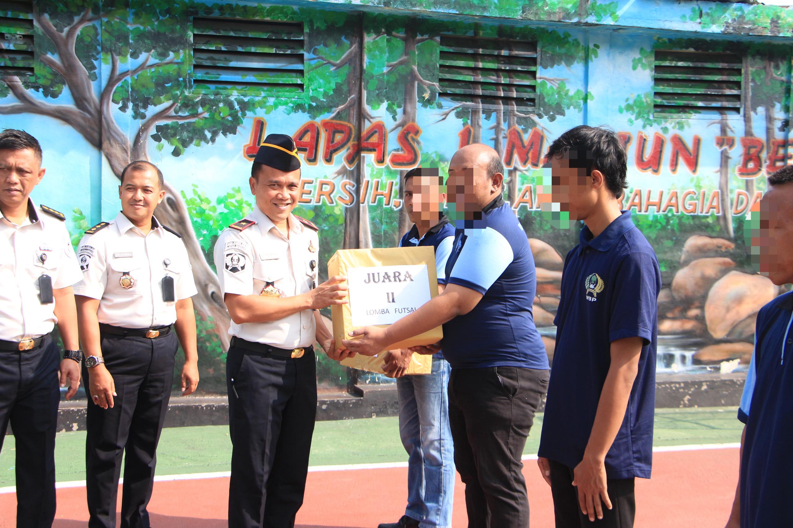 Momentum Apresiasi Prestasi, Kalapas I Madiun Serahkan Hadiah Lomba Kepada Warga Binaan dalam Peringatan Hari Bakti Pemasyarakatan ke-62