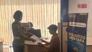 Pelayanan Humanis Satpas SIM Polresta Denpasar, Pemohon Dibantu Teliti Data Identitas