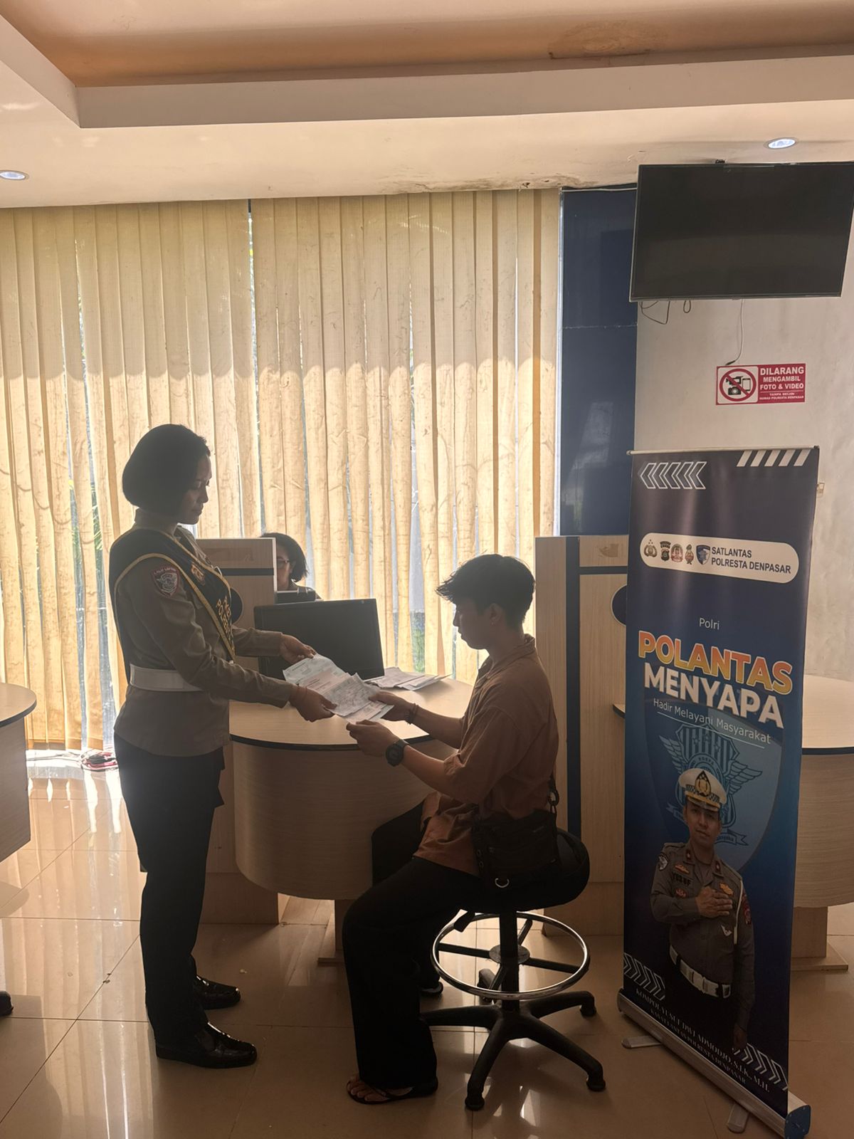 Pelayanan Humanis Satpas SIM Polresta Denpasar, Pemohon Dibantu Teliti Data Identitas