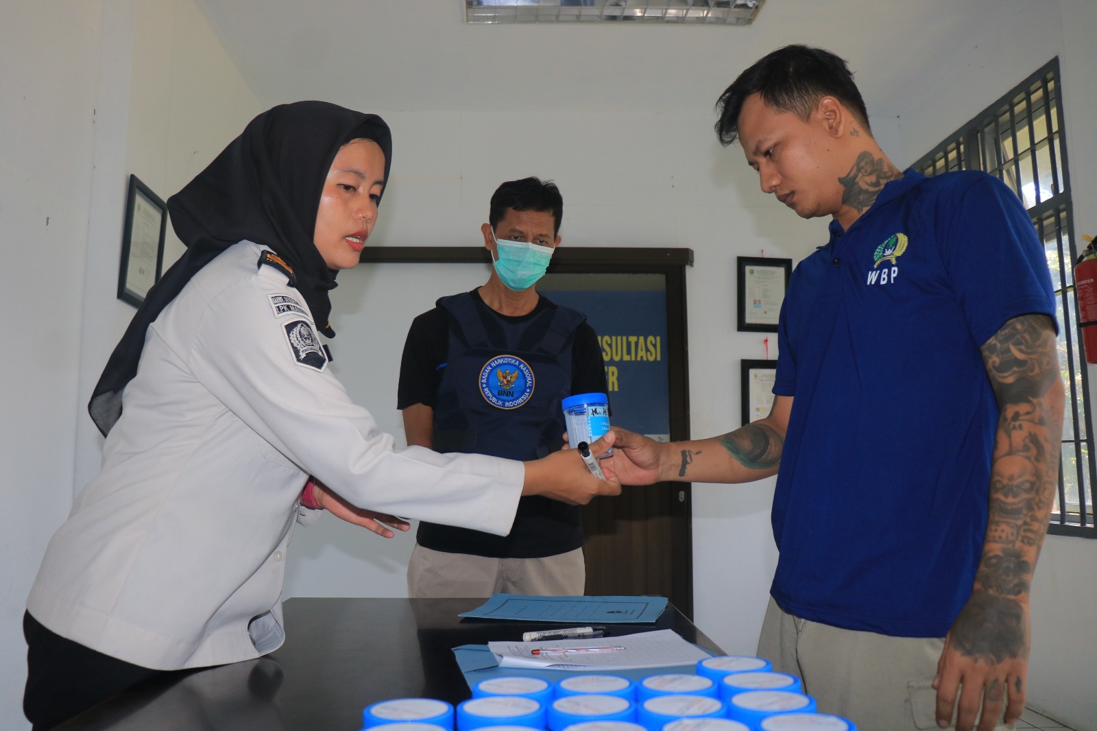 Ditengah Razia, Kalapas dan BNN Memilih Secara Acak Warga Binaan Jalani Tes Urine