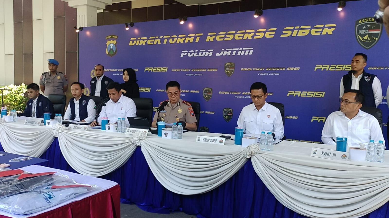 Polda Jatim Bongkar Jaringan Penipuan Online Lintas Provinsi, 11 Tersangka dan Puluhan Handphone Diamankan